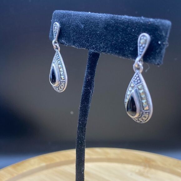 925 silver drop earrings w/Hermatites and 5x10 pear shaped center Onyx. 1 1/4” - Picture 5 of 6